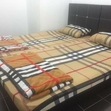 Jiaxin Hostel Улу Тирам Екстериор снимка